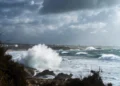 Vento forte e onde che si infrangono sulla costa di Marina di Ragusa, Sicilia. Meteo Ragusa oggi 26 e domani 27 marzo 2026: fresco e raffiche fino a 55 km/h sugli Iblei.