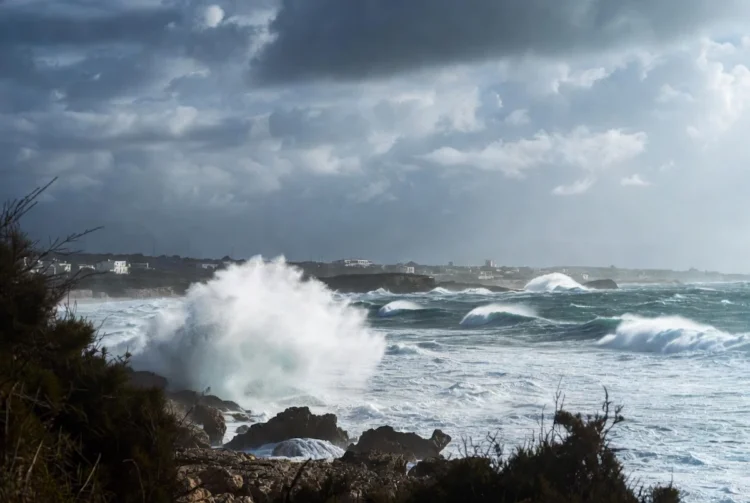 Vento forte e onde che si infrangono sulla costa di Marina di Ragusa, Sicilia. Meteo Ragusa oggi 26 e domani 27 marzo 2026: fresco e raffiche fino a 55 km/h sugli Iblei.