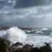 Vento forte e onde che si infrangono sulla costa di Marina di Ragusa, Sicilia. Meteo Ragusa oggi 26 e domani 27 marzo 2026: fresco e raffiche fino a 55 km/h sugli Iblei.