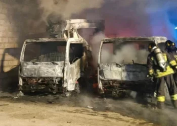 Vigili del fuoco spengono mezzi edili incendiati a Pachino – attentato incendiario Pachino