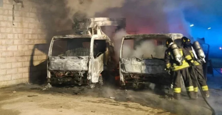 Vigili del fuoco spengono mezzi edili incendiati a Pachino – attentato incendiario Pachino