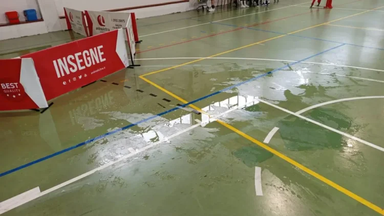 Ragusa, pozzanghere sul pavimento all’impianto sportivo Pappalardo