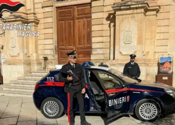 Scicli, girava le strade cittadine con un'ascia in mano: denunciato dai carabinieri