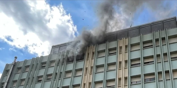 Fumo nero causato dall'incendio Ospedale Cannizzaro a Catania.