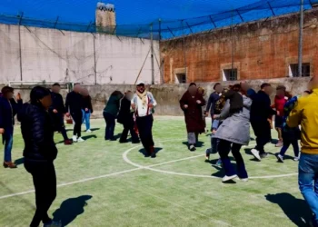 Detenuti e figli che giocano all'aperto durante il "Sotto Sopra Show" alla Casa Circondariale di Ragusa