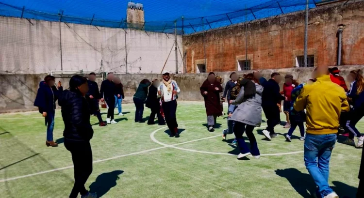 Detenuti e figli che giocano all'aperto durante il "Sotto Sopra Show" alla Casa Circondariale di Ragusa