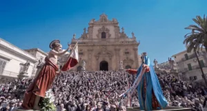 La folla durante la Pasqua Modica per il rito della Vasa Vasa