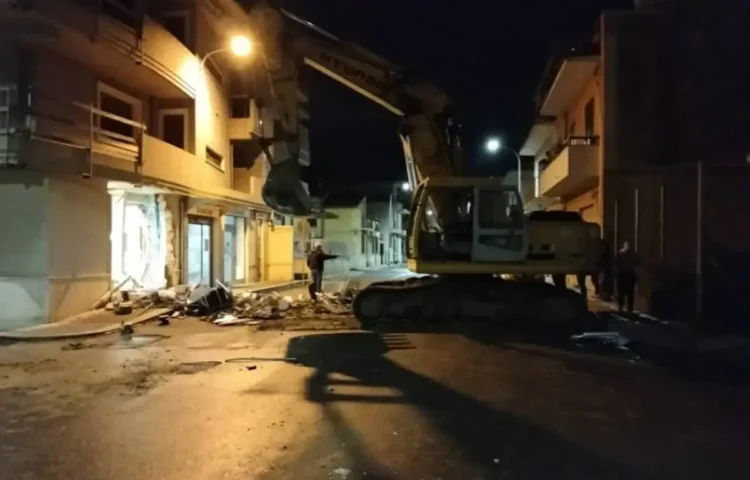 Acate assalto a sportelli bancomat, banditi in fuga: feriti 2 carabinieri