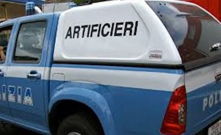 Allarme bomba a Roma: verifiche degli artificieri
