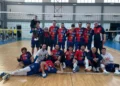Giocatori dell'Asd Giarratana Volley che esultano dopo un punto durante la partita vinta in trasferta.
