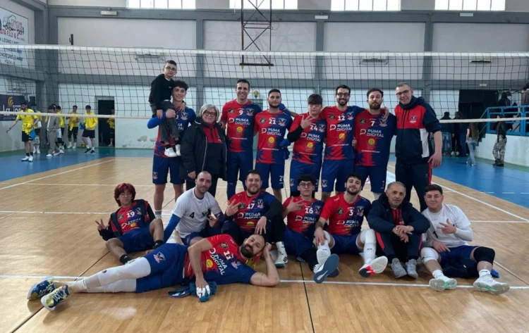 Giocatori dell'Asd Giarratana Volley che esultano dopo un punto durante la partita vinta in trasferta.