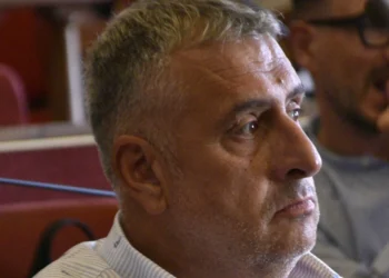 Un trattore al lavoro nei campi di Ragusa per illustrare l'impatto del caro gasolio agricolo sulle aziende locali.