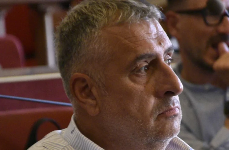 Un trattore al lavoro nei campi di Ragusa per illustrare l'impatto del caro gasolio agricolo sulle aziende locali.