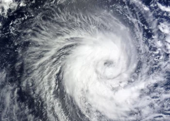Immagine satellitare del medicane Jolina sopra il Mar Mediterraneo