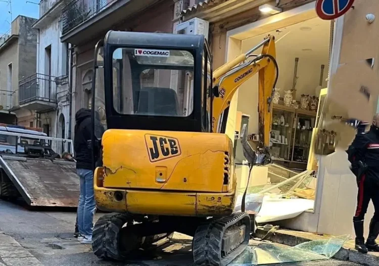 Comiso, assalto nella notte con escavatore in una gioielleria