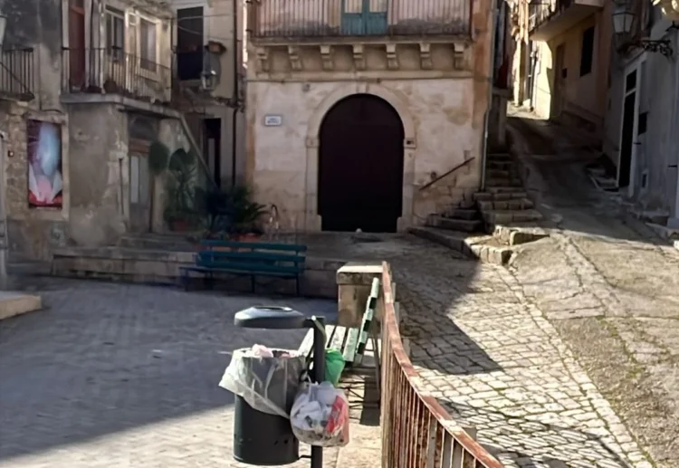Scicli, il metodo illegale e comodo per disfarsi dei rifiuti: scattano controlli