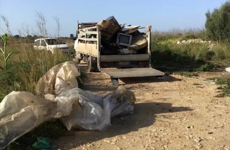 Abbandono dei rifiuti: controlli e denunce a Marina di Modica