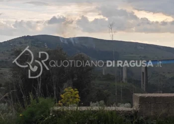 Incendio visibile dalla Modica Ragusa: diversi focolai in un costone