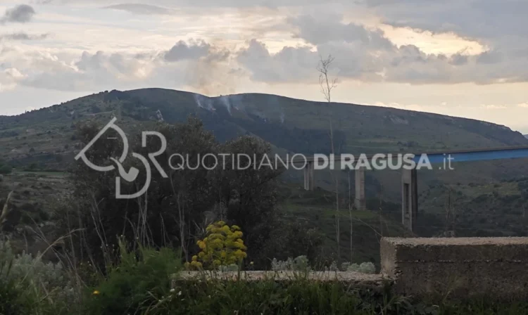 Incendio visibile dalla Modica Ragusa: diversi focolai in un costone