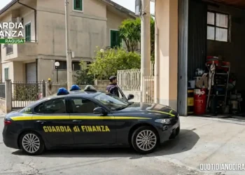 Guardia di Finanza di Ragusa: auto di servizio davanti all'officina abusiva sequestrata a Modica