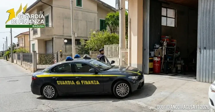 Guardia di Finanza di Ragusa: auto di servizio davanti all'officina abusiva sequestrata a Modica