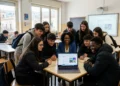 Studenti e docente scuola siciliana attorno a un laptop con interfaccia AI, progetto IA Sicilia 2025
