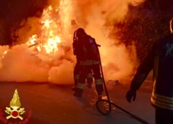 Fuoco nella notte a Scicli, incendio distrugge banco ortofrutta in via Ospedale