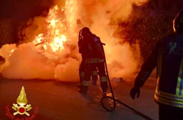 Fuoco nella notte a Scicli, incendio distrugge banco ortofrutta in via Ospedale