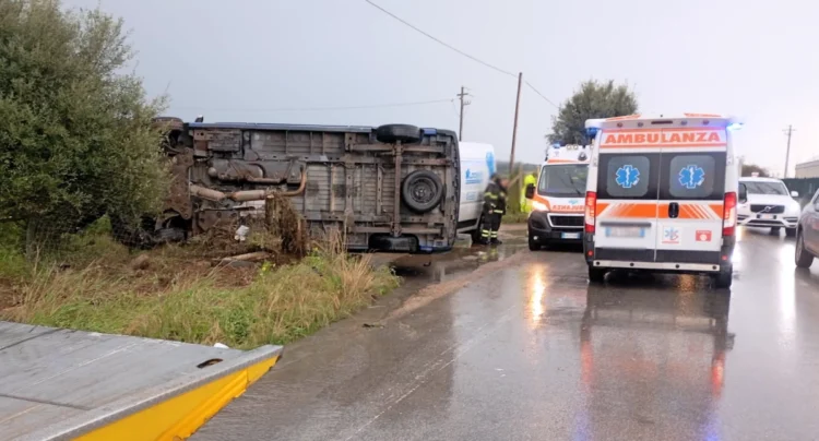 Incidente sulla Comiso Santa Croce Camerina, furgone si ribalta: 2 feriti