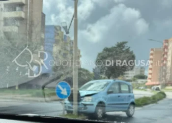 Incidente in corso Sandro Pertini a Modica auto contro un palo della luce