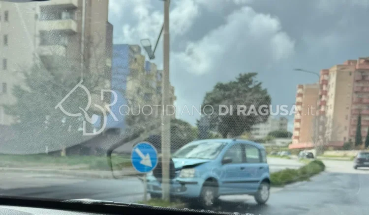 Incidente in corso Sandro Pertini a Modica auto contro un palo della luce