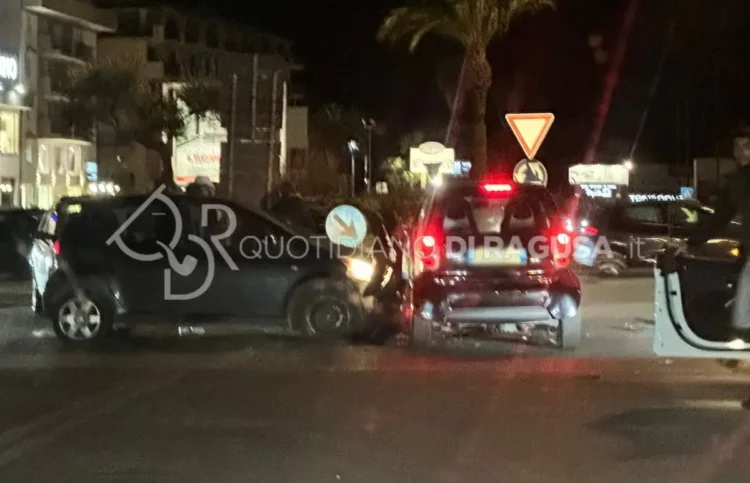 Incidente Modica, scontro tra due auto al Polo Commerciale