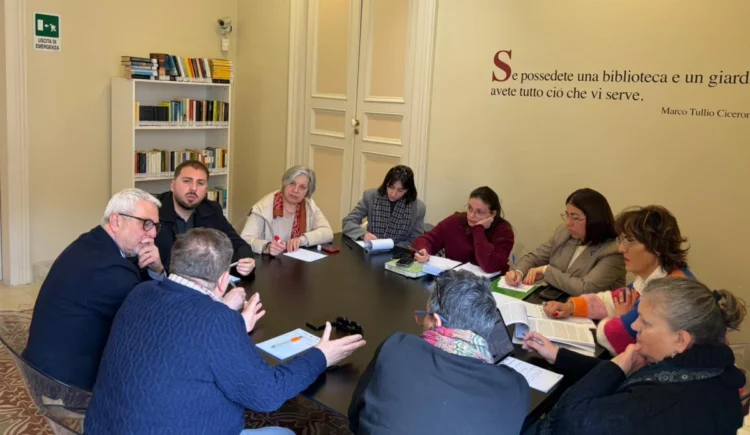 Incontro operativo sul Servizio Civile Universale a Modica tra assessori e tecnici presso la biblioteca comunale.