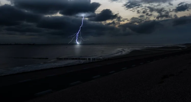 Immagine satellitare del maltempo ciclone mediterraneo in Sicilia con il vortice di bassa pressione sullo Ionio