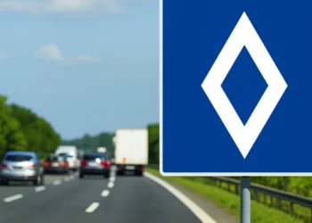 Nuovo cartello stradale con un rombo bianco: ecco cosa indica e sanzioni