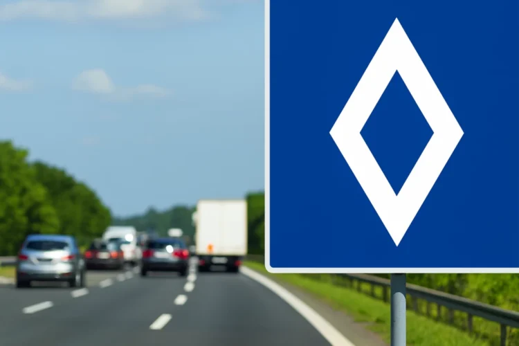 Nuovo cartello stradale con un rombo bianco: ecco cosa indica e sanzioni