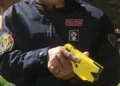 Ragusa, paura in via Colajanni: uomo brandisce coltello per strada: fermato col taser