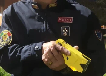 Ragusa, paura in via Colajanni: uomo brandisce coltello per strada: fermato col taser