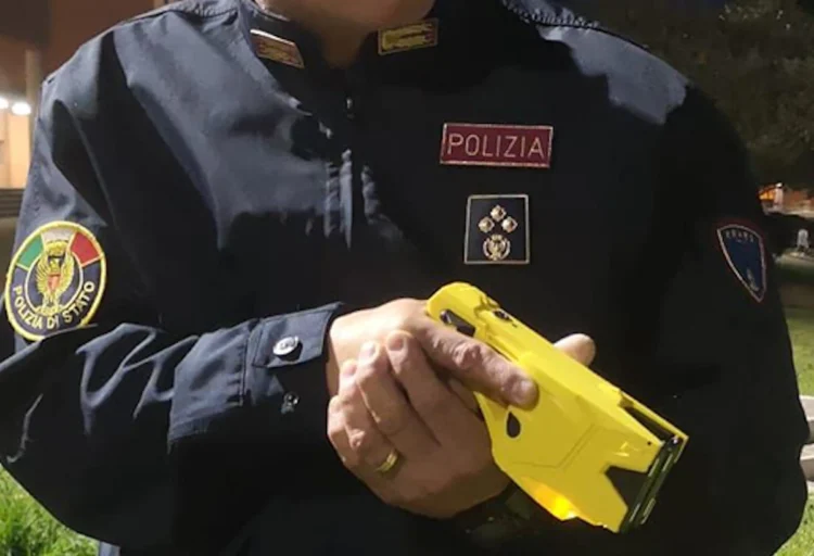 Ragusa, paura in via Colajanni: uomo brandisce coltello per strada: fermato col taser