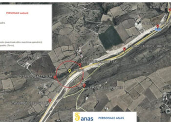 Cantiere stradale con cartello Ragusa-Catania chiusa