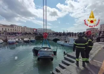 Recupero di un'auto precipitata nel Porto Piccolo di Siracusa