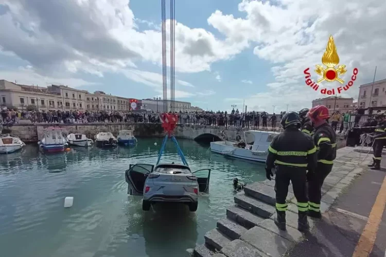 Recupero di un'auto precipitata nel Porto Piccolo di Siracusa