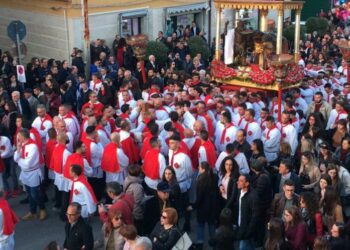 Celebrazioni della Settimana Santa a Ispica con i portatori del simulacro