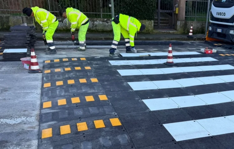 Interventi per la sicurezza stradale a Ragusa con dossi in via Psaumida