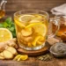Ingredienti naturali e tazza fumante per preparare una tisana depurativa in casa con limone e zenzero.