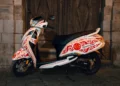 TVS Jupiter 125 decorato con motivi del carretto siciliano, dipinto a mano da Cinabro Carrettieri di Ragusa Ibla