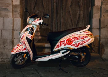 TVS Jupiter 125 decorato con motivi del carretto siciliano, dipinto a mano da Cinabro Carrettieri di Ragusa Ibla