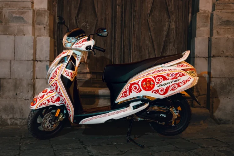 TVS Jupiter 125 decorato con motivi del carretto siciliano, dipinto a mano da Cinabro Carrettieri di Ragusa Ibla