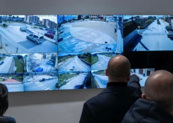 Una sala operativa hi-tech di videosorveglianza con una control room a megascreen che monitora le strade di Modica. Inquadrature multiple della città su monitor