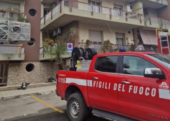 Paura a Comiso: incendio al terzo piano di una palazzina, ustionata una coppia